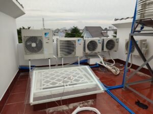 Cục nóng điều hòa lắp ngoài trời có sao không