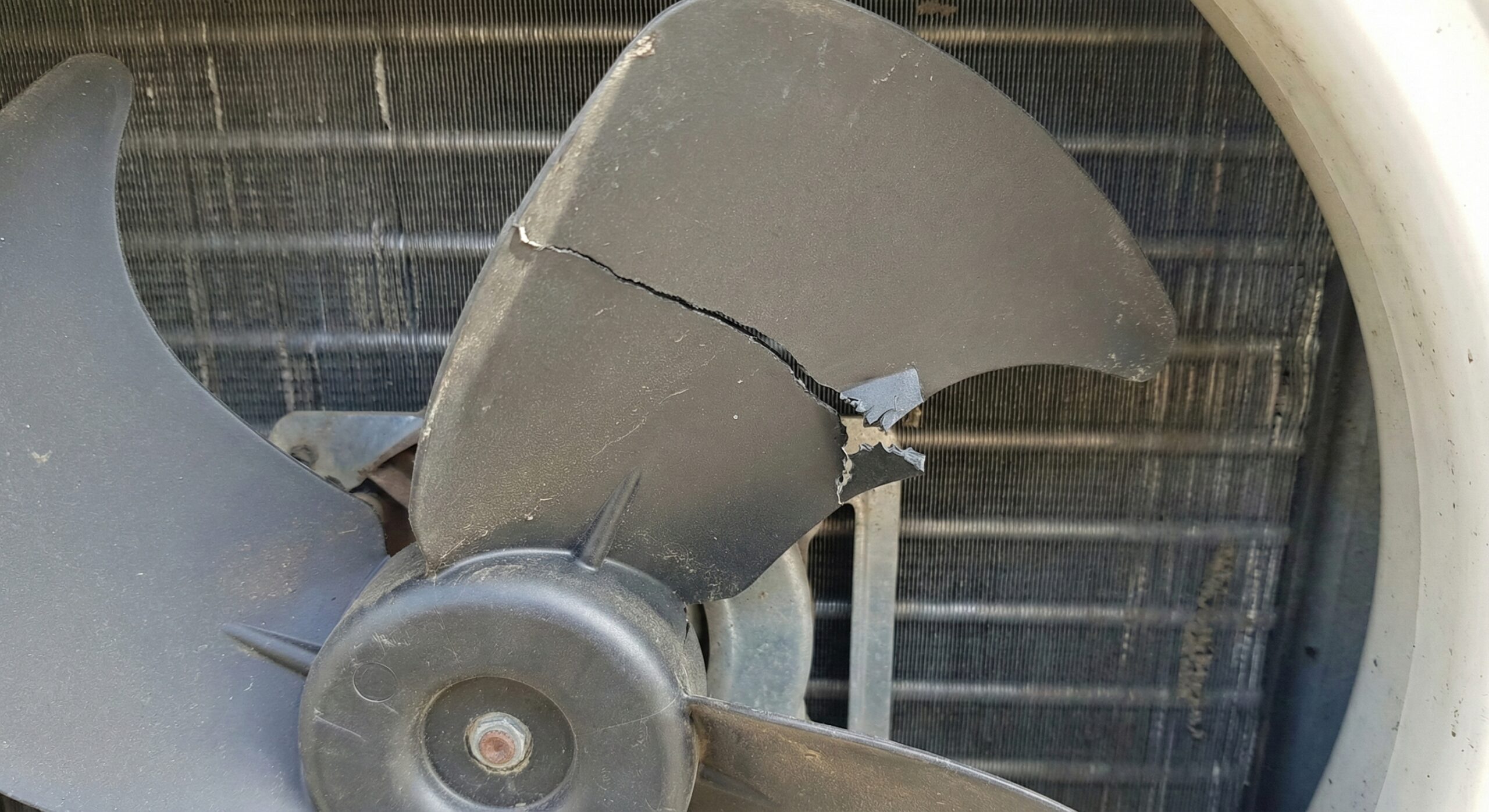 Máy Lạnh Kêu Lạch Cạch Khi Chạy: Cách Kiểm Tra Và Nguyên Nhân Chi Tiết